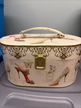 Vintage-Inspired Decorative Shoe Print Train Case - Cream with Gold Accents